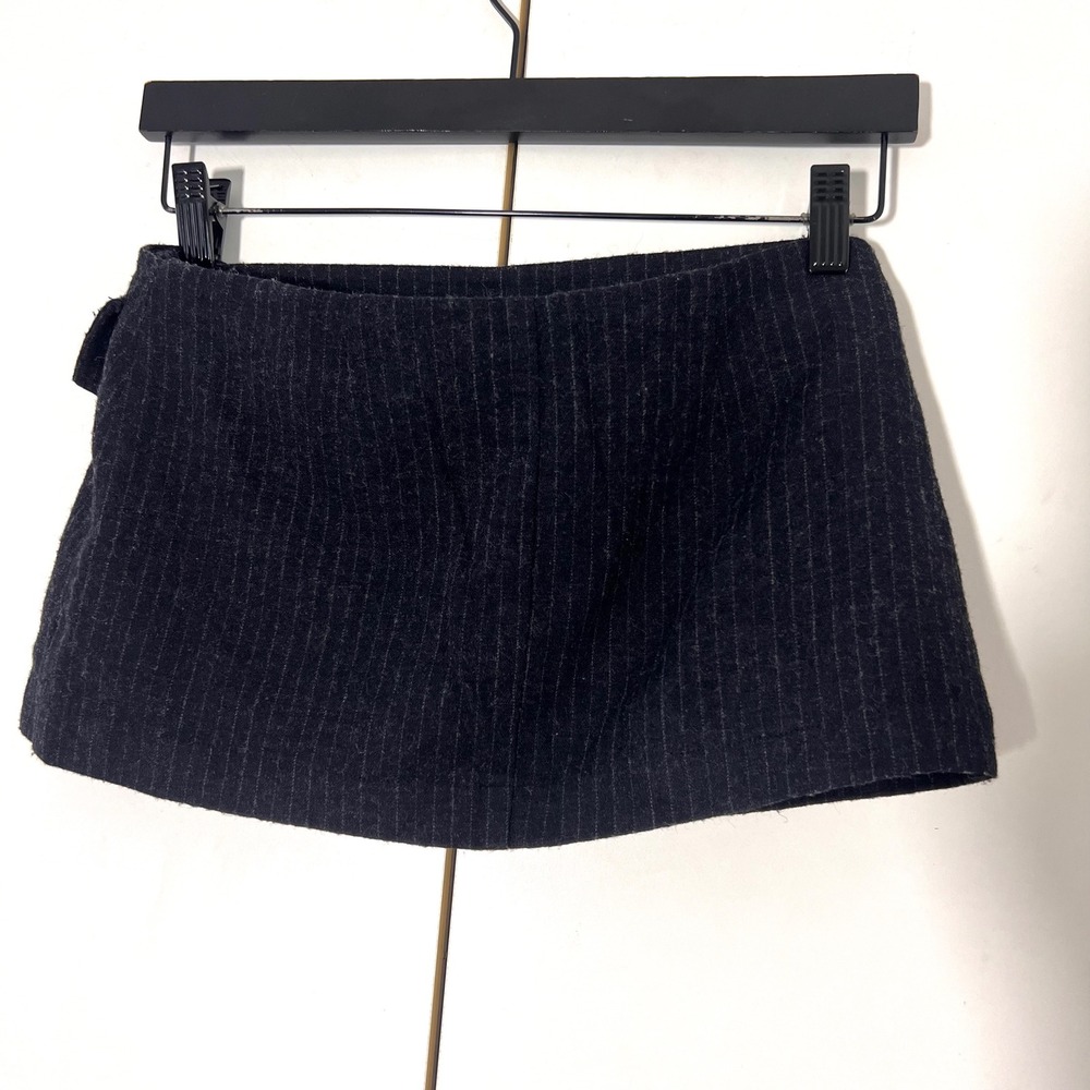 Dana Foley NYC Micro Mini Skirt Size XS Charcoal Pinstripe Low Rise Skort Y2K - Picture 2 of 8